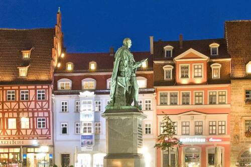 Marktplatz in Coburg beleuchtet bei Nacht 