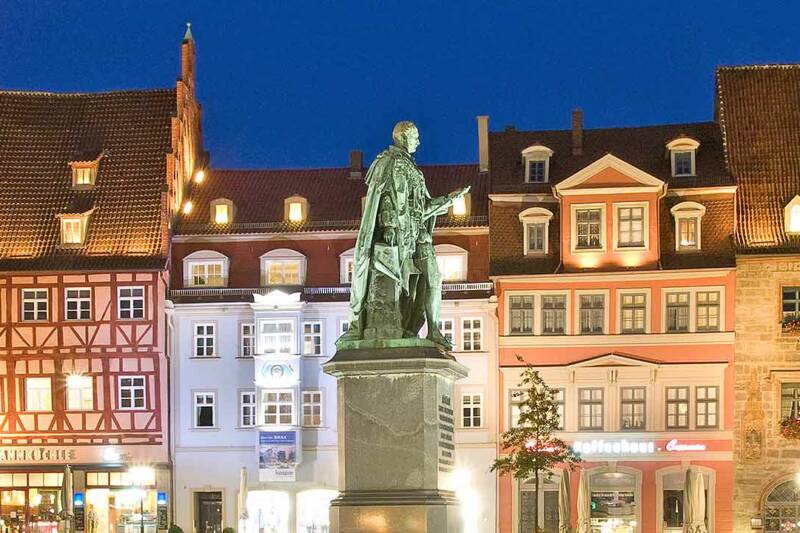 Marktplatz in Coburg beleuchtet bei Nacht.