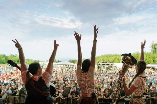 Blasius-Festival Sicht von Bühne auf feierndes Publikum 