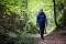 Philipp Lahm wandert durch einen Wald.