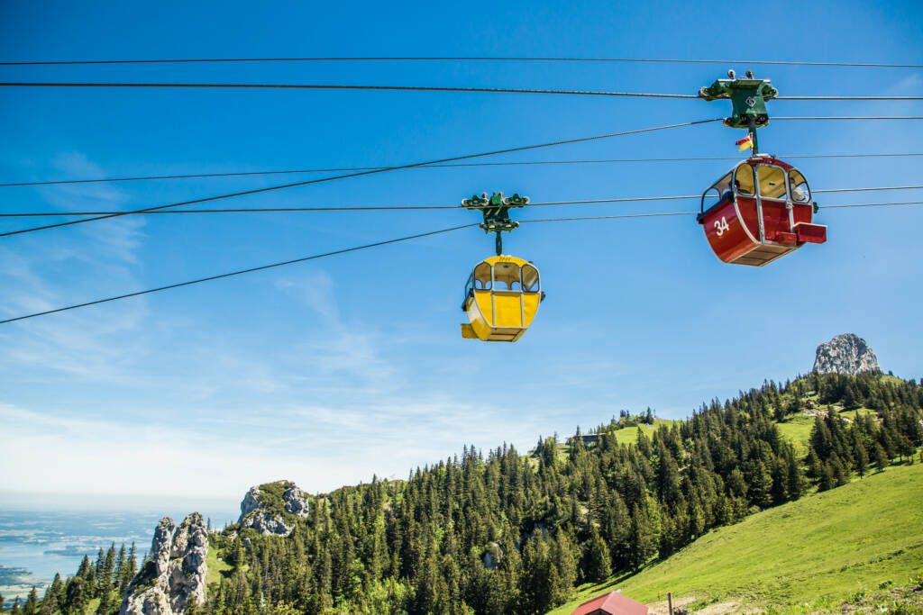 Blick auf zwei Gondeln der Kampenwandseilbahn