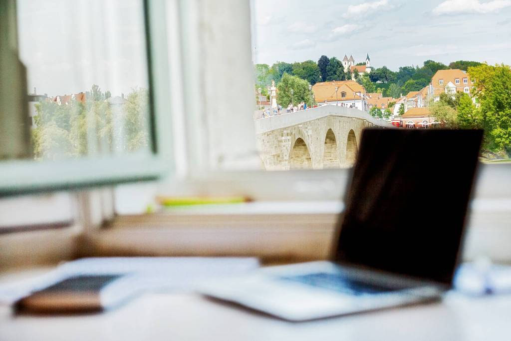 Laptop am Fenster, Regensburg im Hintergrund