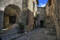Ein leeres Dorf in Italien. Die Straßen und Wände sind aus hellem Stein.