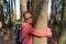Schon mal einen Baum umarmt? Schon mal einen Baum umarmt? Claudia Mitchell umarmt achtsam einen Baum im Wald.
