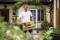 Bayern-Botschafter und Gärtner Sebastian Niedermaier hält eine Holzkiste mit frischem Gemüse in den Händen