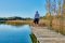 Osterseen, Oberbayern Ein Mann steht auf einem Steg an den Osterseen in Oberbayern.