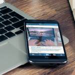 Arbeiten mit Laptop, Handy und Notizbliock am Schreibtisch
