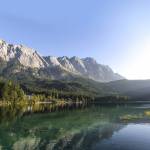 Blick auf den Eibsee mit Zugspitze im Hintergrund