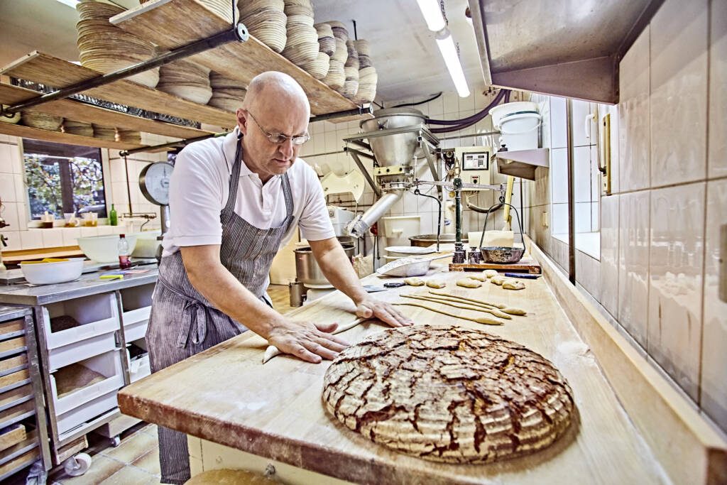 Die Kunst des Bäckerhandwerks: Arnd Erbel beim Backen