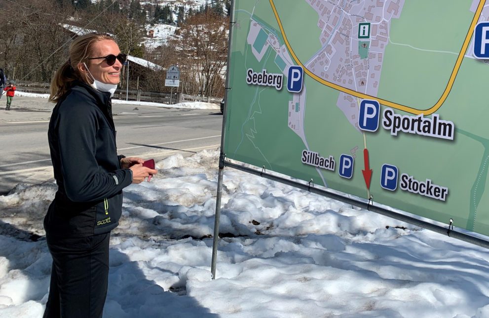 Claudia Mitchell beim achtsamen Ausflug Claudia Mitchell beim achtsamen Ausflug: Sie steht vor einer Wanderweg-Tafel zur Besucherlenkung.