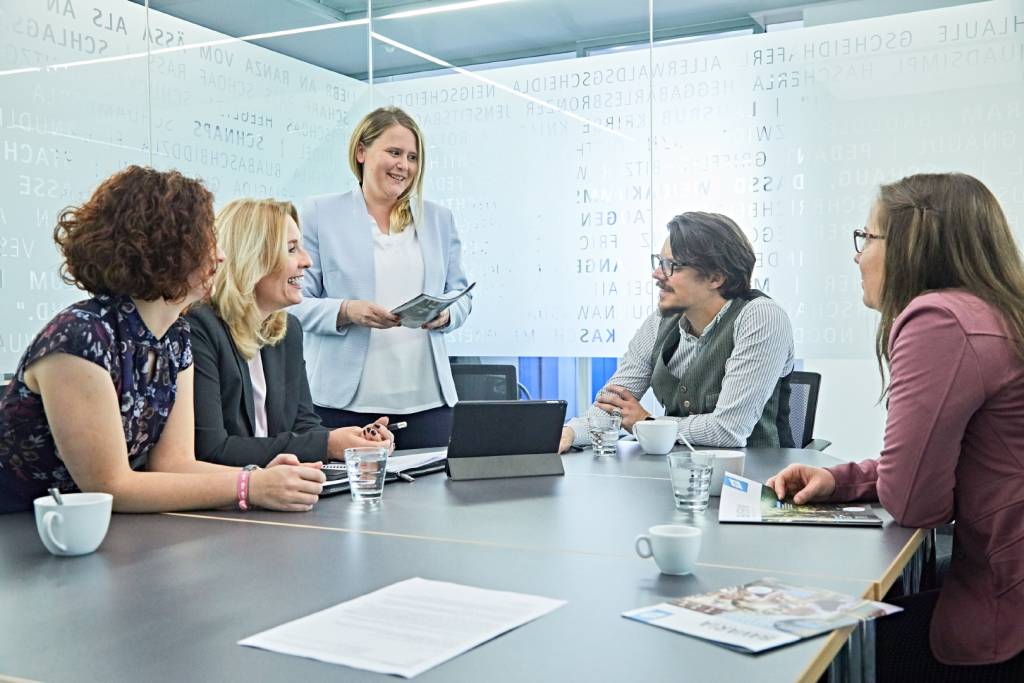 Teambesprechung im Koferenzraum bei der BayTM in München