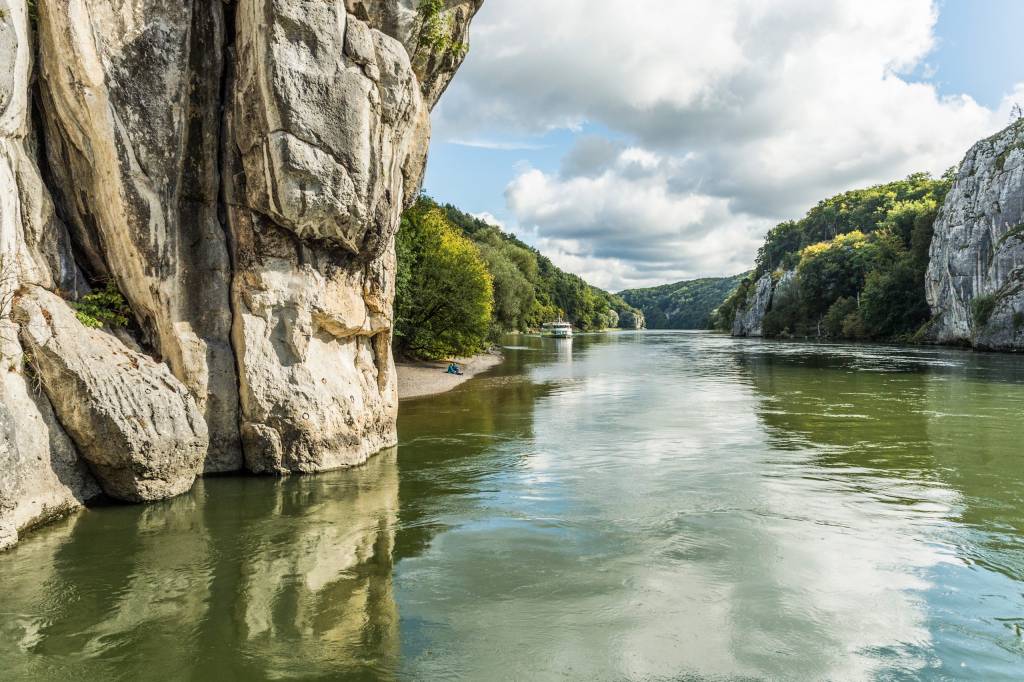 Am Donaudurchbruch: Blick auf die Felsen, den Fluss und ein Schiff