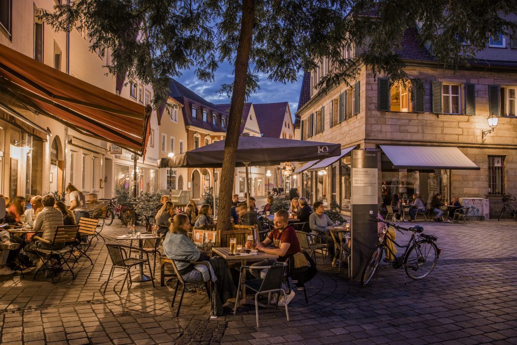 Blick in die historische Innenstadt Bayreuths bei Nacht