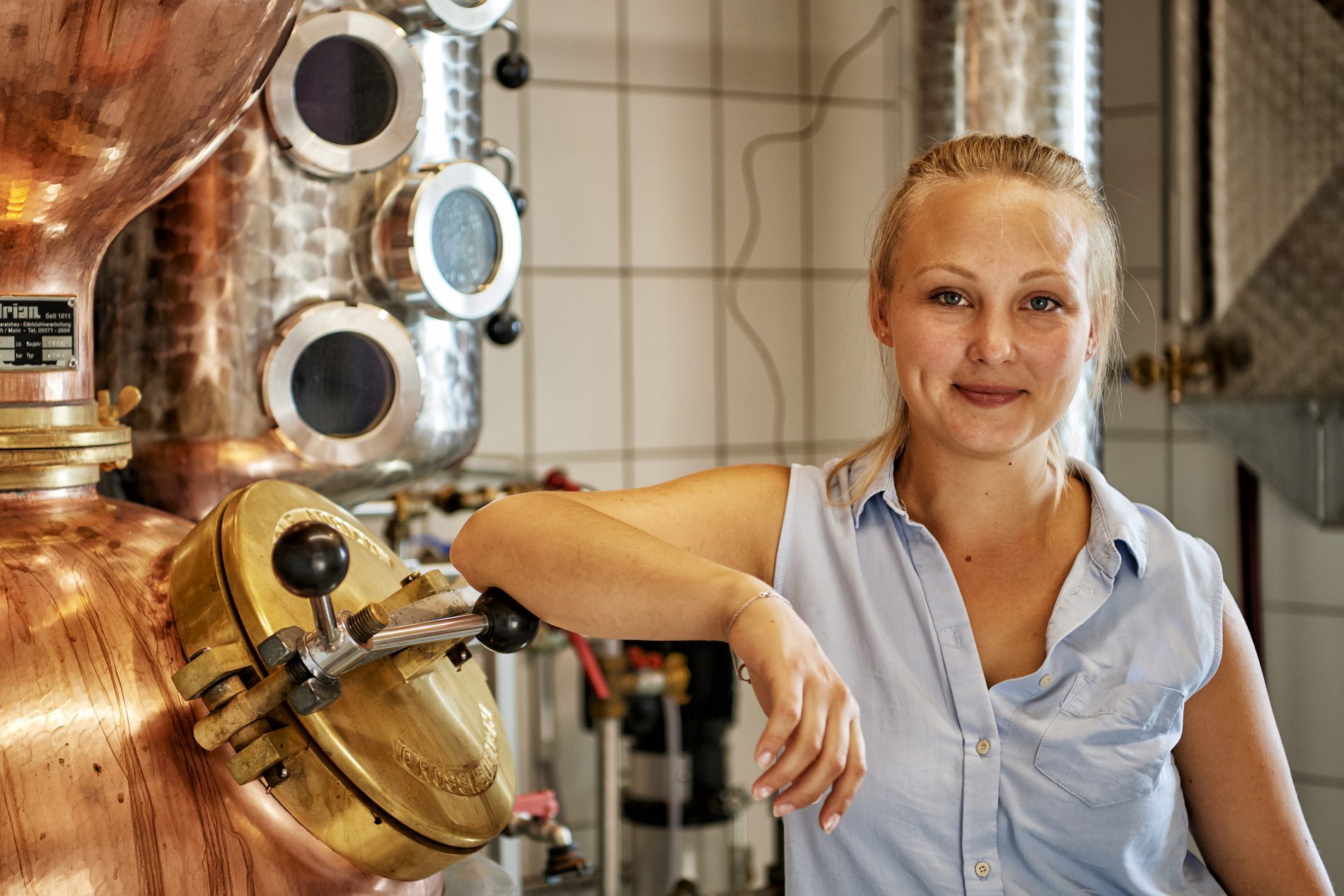 Brennerin und Bayern-Botschafterin Franziska Bischof neben ihrem Brennofen Brennerin und Bayern-Botschafterin Franziska Bischof neben ihrem Brennofen