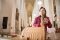 DIe blinde Autorin Franziska Sgoff ertastet ein Modell der Frauenkirche