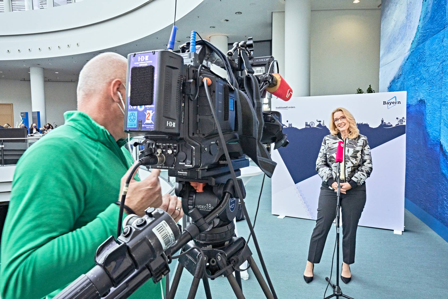 Fernsehinterview Geschäftsführerin Barbara Radomski beim Fernsehinterview