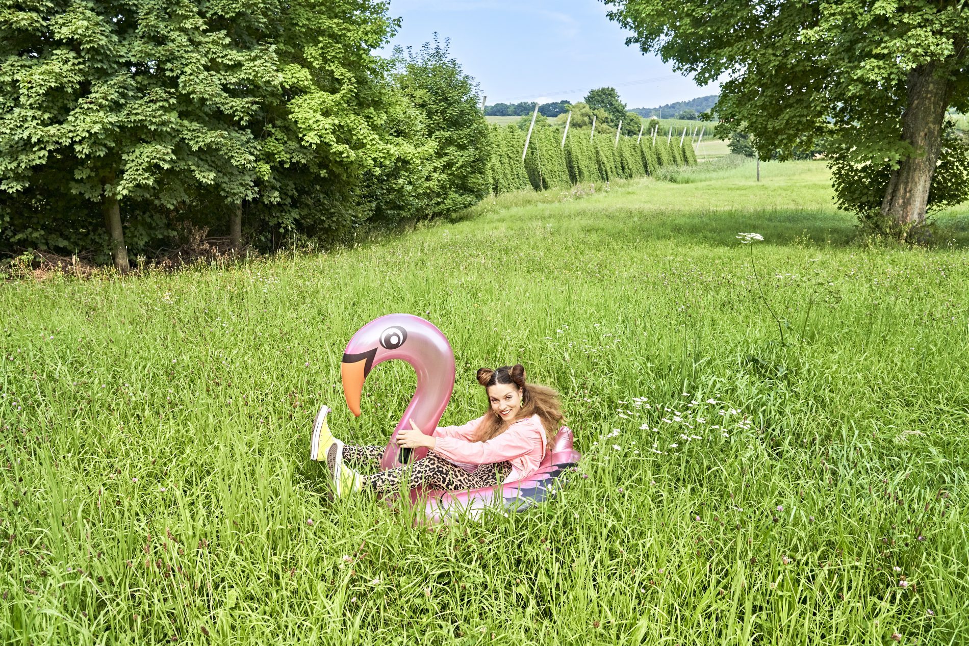 Bayern-Botschafterin und Bavarian Rapperin RIA Reiser Bayern-Botschafterin und Bavarian Rapperin RIA Reiser in einer Wiese