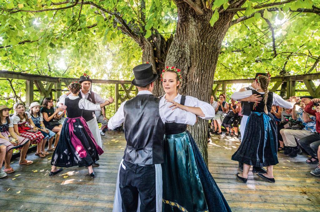 Lindenkirchweih: Paare tanzen um die Tanzlinde.