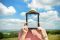 Person mit Ipad auf Wolkenhintergrund Person mit Tablet auf Wolkenhintergrund