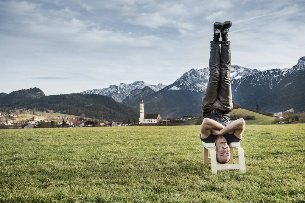 Kilian Trenkle im Yoga Kopfstandhocker vor Pfronten