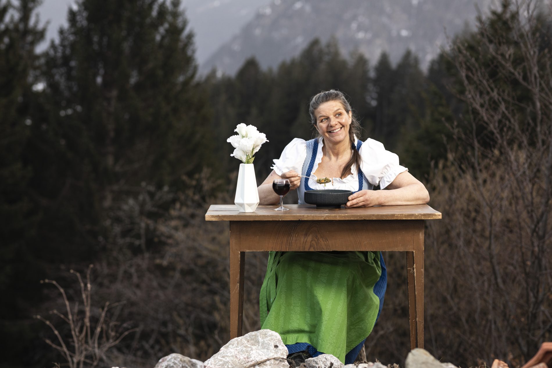 Bayern-Botschafterin und Hüttenwirtin Silvia Beyer beim Schlemmen