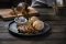 Tolle Kulinarik Bilder machen Appetit auf Bayern: Hirschbraten Hirschbraten mit Knödel auf dunklem Teller
