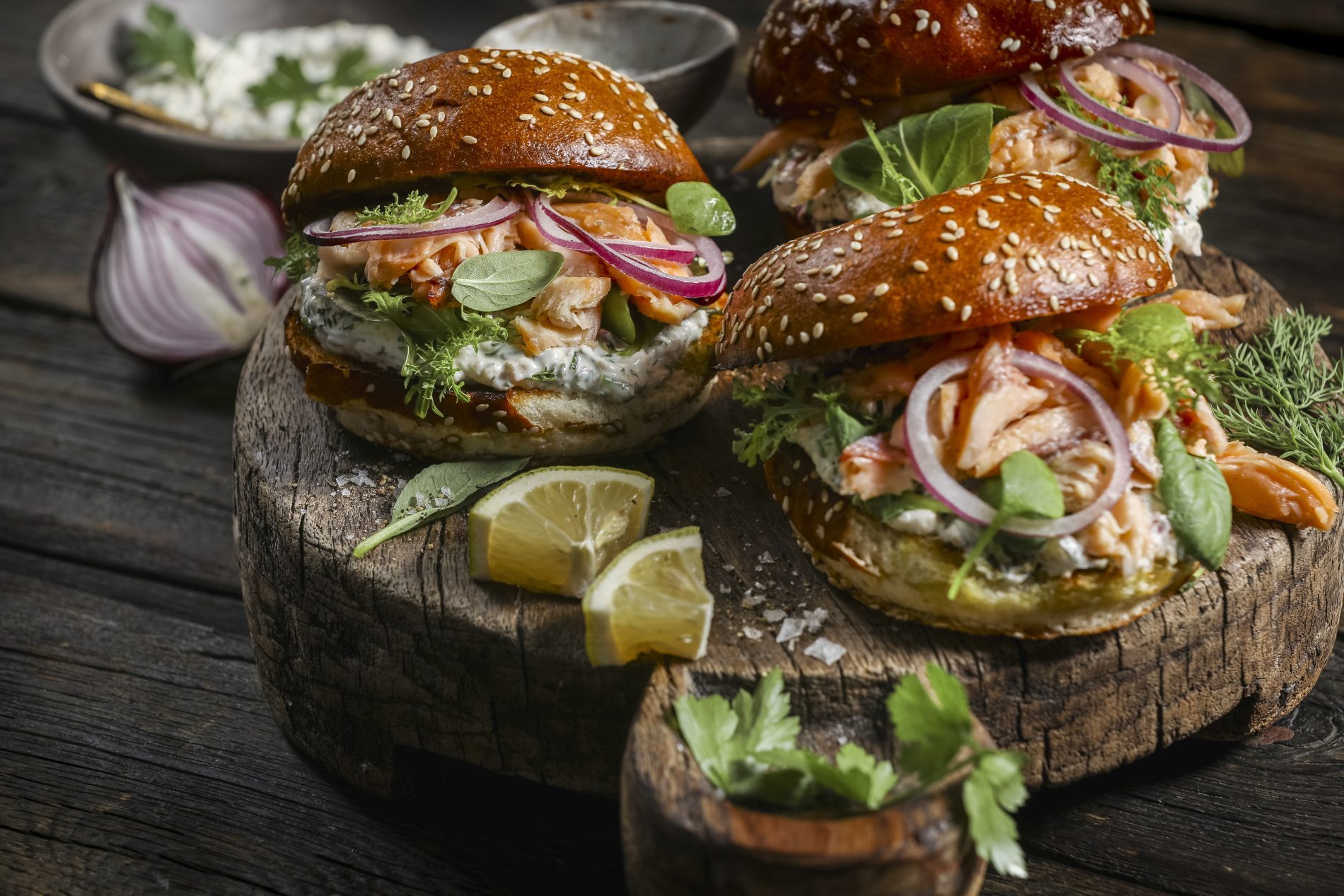 Räucherfischburger auf Holzteller