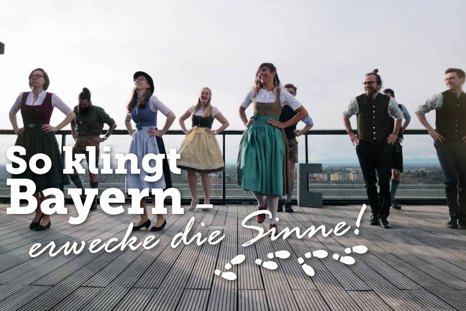 Keyvisual Kampagne „So klingt Bayern“ Tanzmeisterin Katharina Mayer mit ihrer Tanzgruppe auf einer Dachterrasse in München