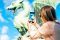 Eine Frau macht mit ihrem Smartphone ein Foto von einer Drachen-Statue.