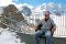 Mit der VR-Brille in die fabelhafte Bergwelt des Oberengadins eintauchen: Ein Mann sitzt auf einem Stuhl und trägt eine VR-Brille. Um ihn herum ist Bergpanorama zu sehen.
