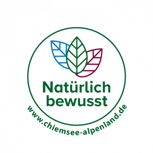 Ein kreisrundes Siegel mit bunten Blättern und dem Schriftzug "Natürlich bewusst". Darunter steht der Link "www.chiemsee-alpenland.de".