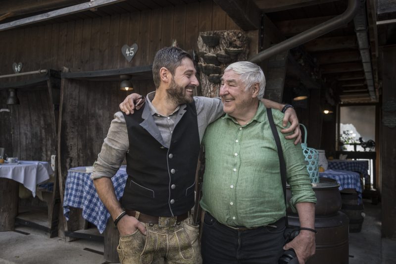 Touristen und Einheimische Arm in Arm: Tourismusakzeptanz fällt leichter, wenn man die Urlaubsmacher kennenlernt.