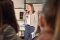 Tourism Next – Bayerns junges Netzwerk Sophia Buckl mit einem Mikrofon in der Hand bei der Moderation von "Tourism Next - Bayerns junges Netzwerk"