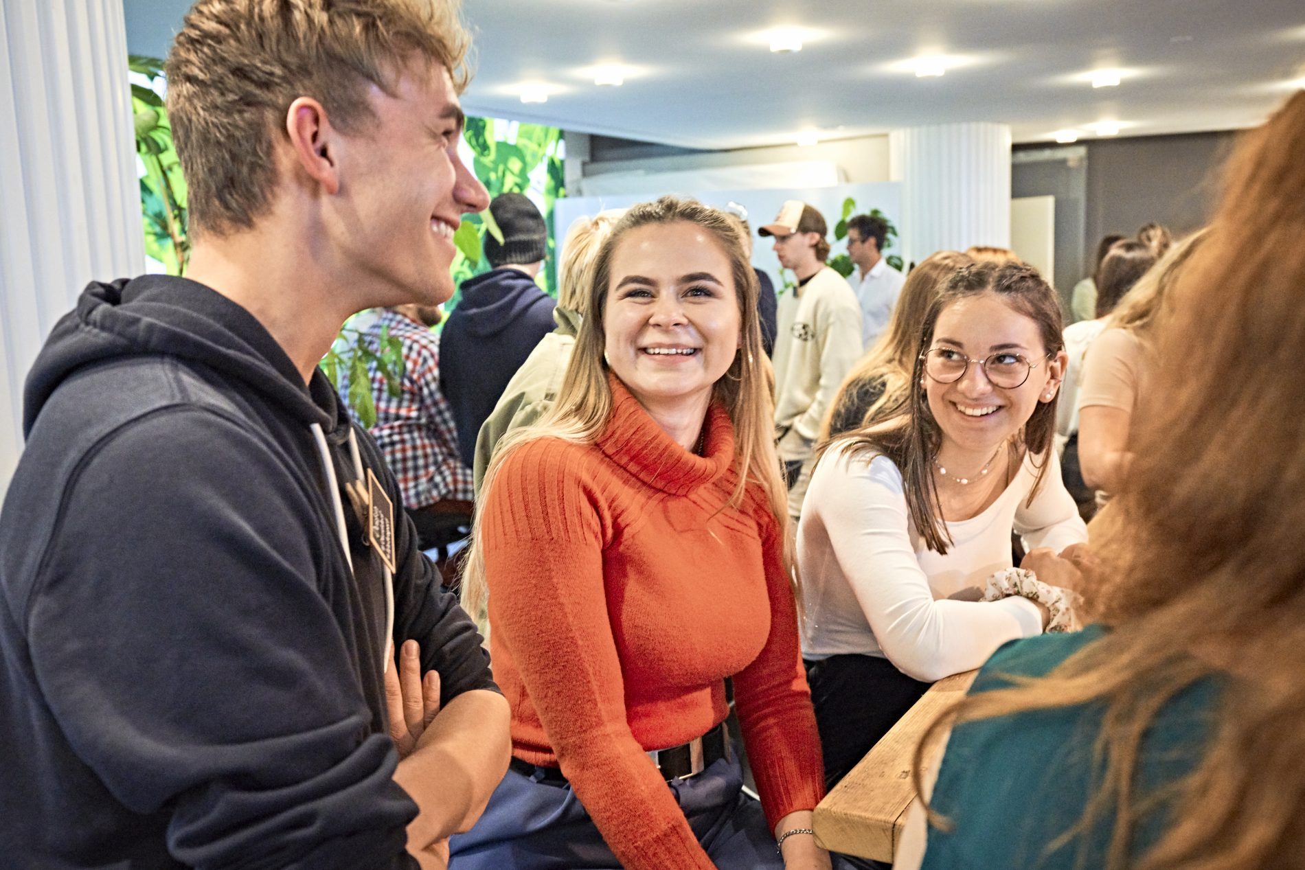 Gespräche zwischen jungen Touristiker*innen bei "Tourism Next - Bayerns junges Netzwerk"