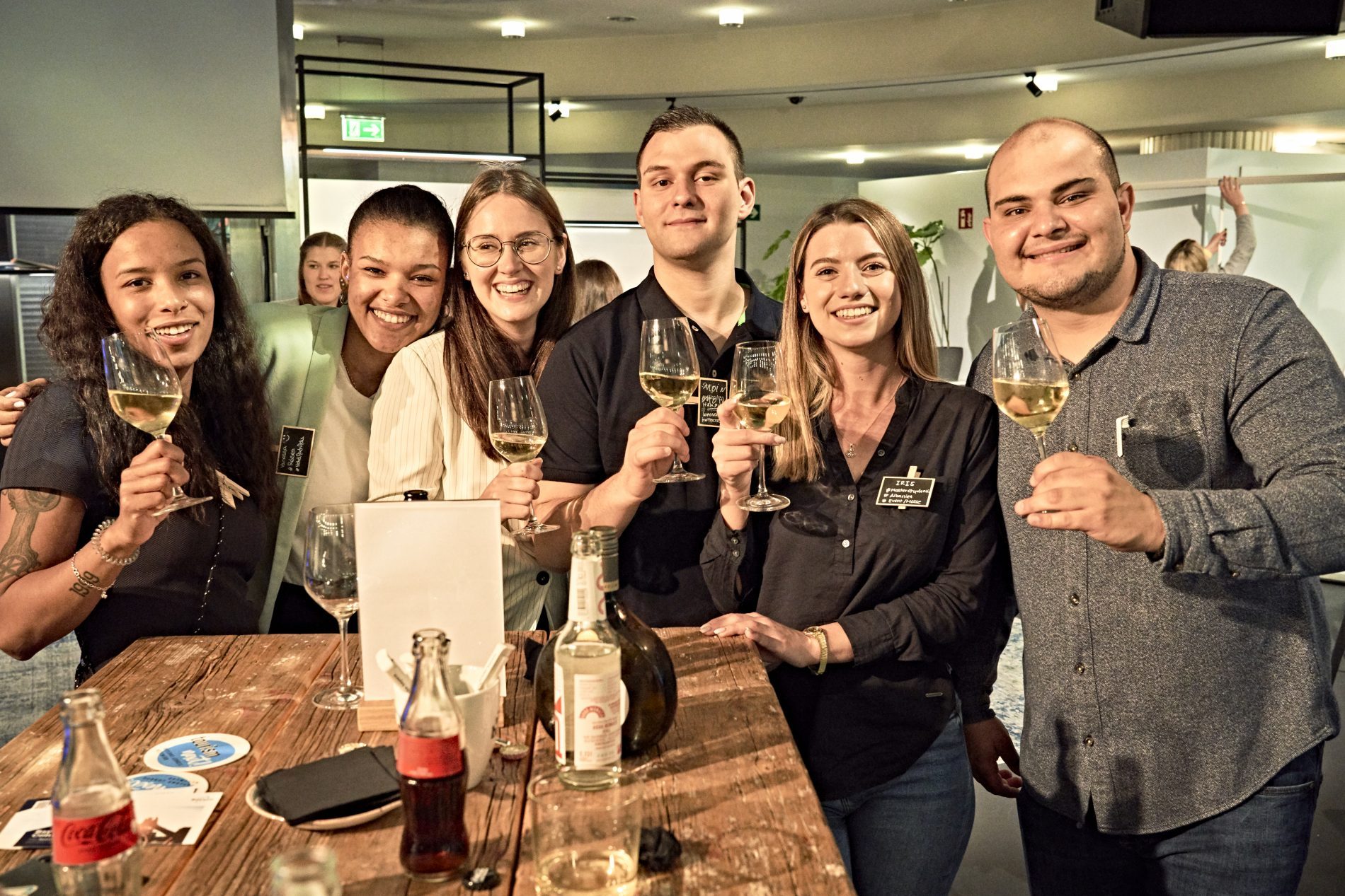 6 junge Touristiker*innen stoßen mit Wein an bei der Veranstaltung "Tourism Next - Bayerns junges Netzwerk"