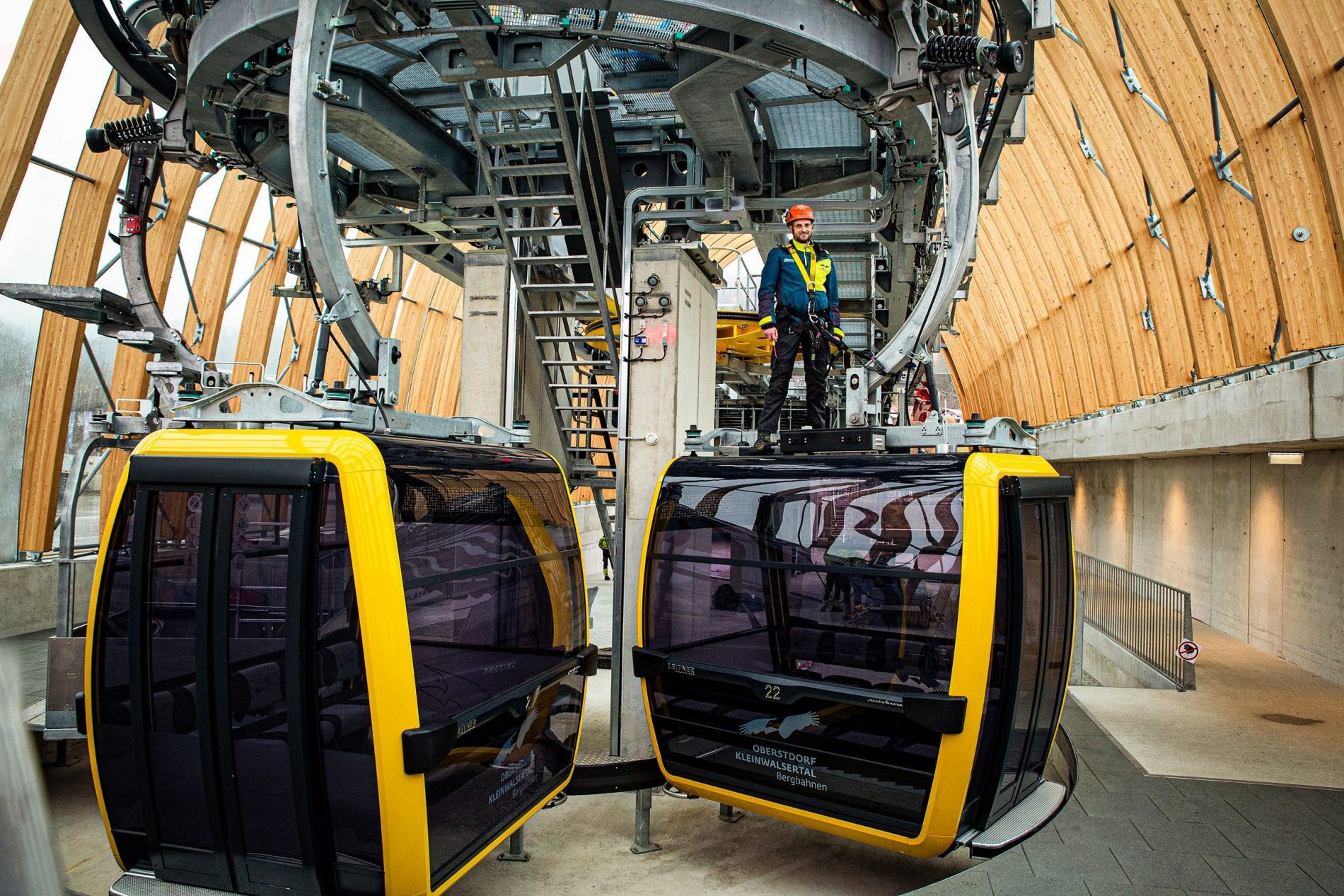 Christian Hatt, Elektrotechniker der Nebelhornbahn in Oberstdorf, steht auf einer Gondel in der Seilbahnstation.