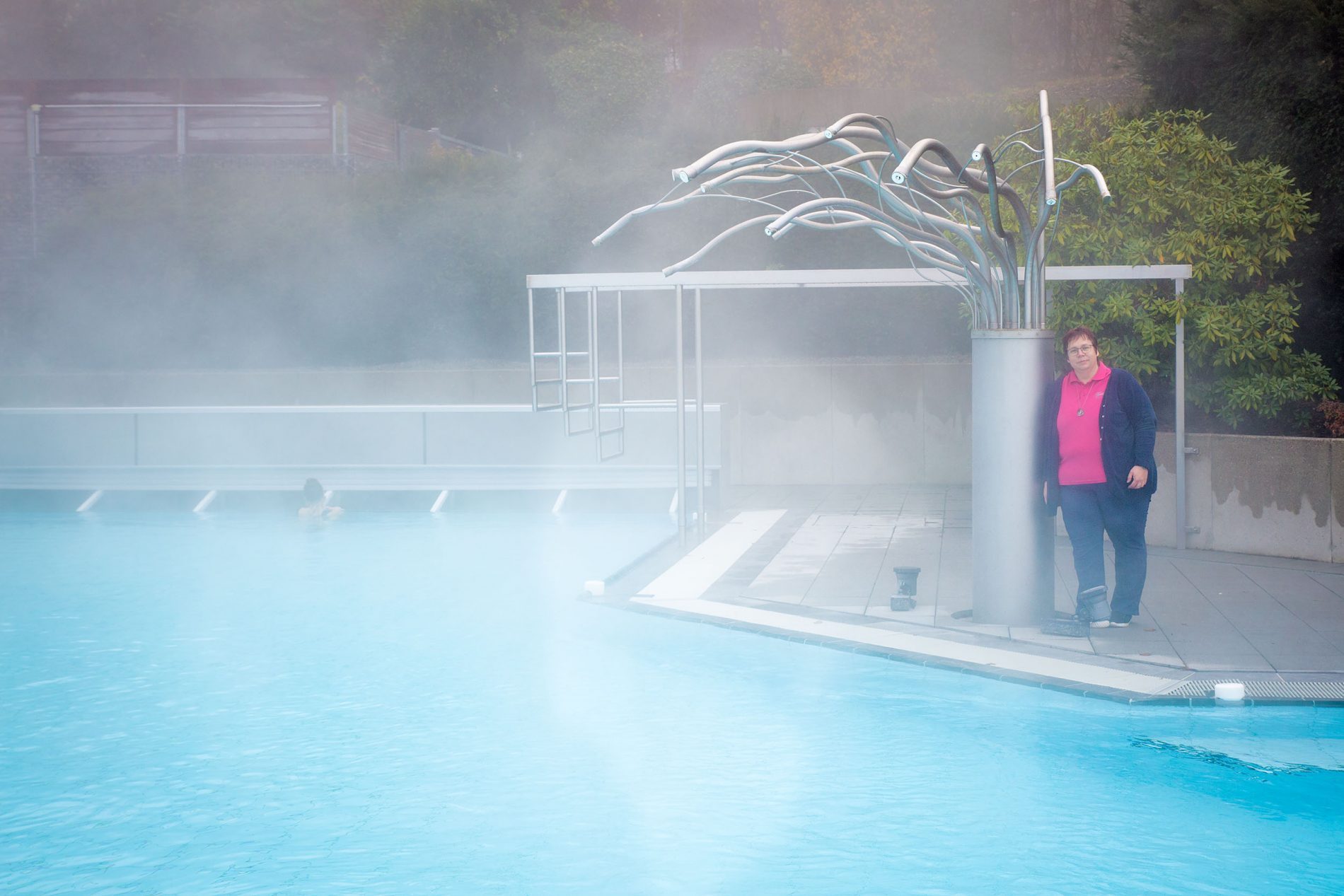 Sandra Lindenthal, Kassenleitung der Wohlfühl-Therme in Bad Griesbach, steht an einem Becken der Therme.