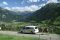 EMMI MOBIL Rufbus mit 2 wandernden Personen vor Alpenkulisse in Bad Hindelang