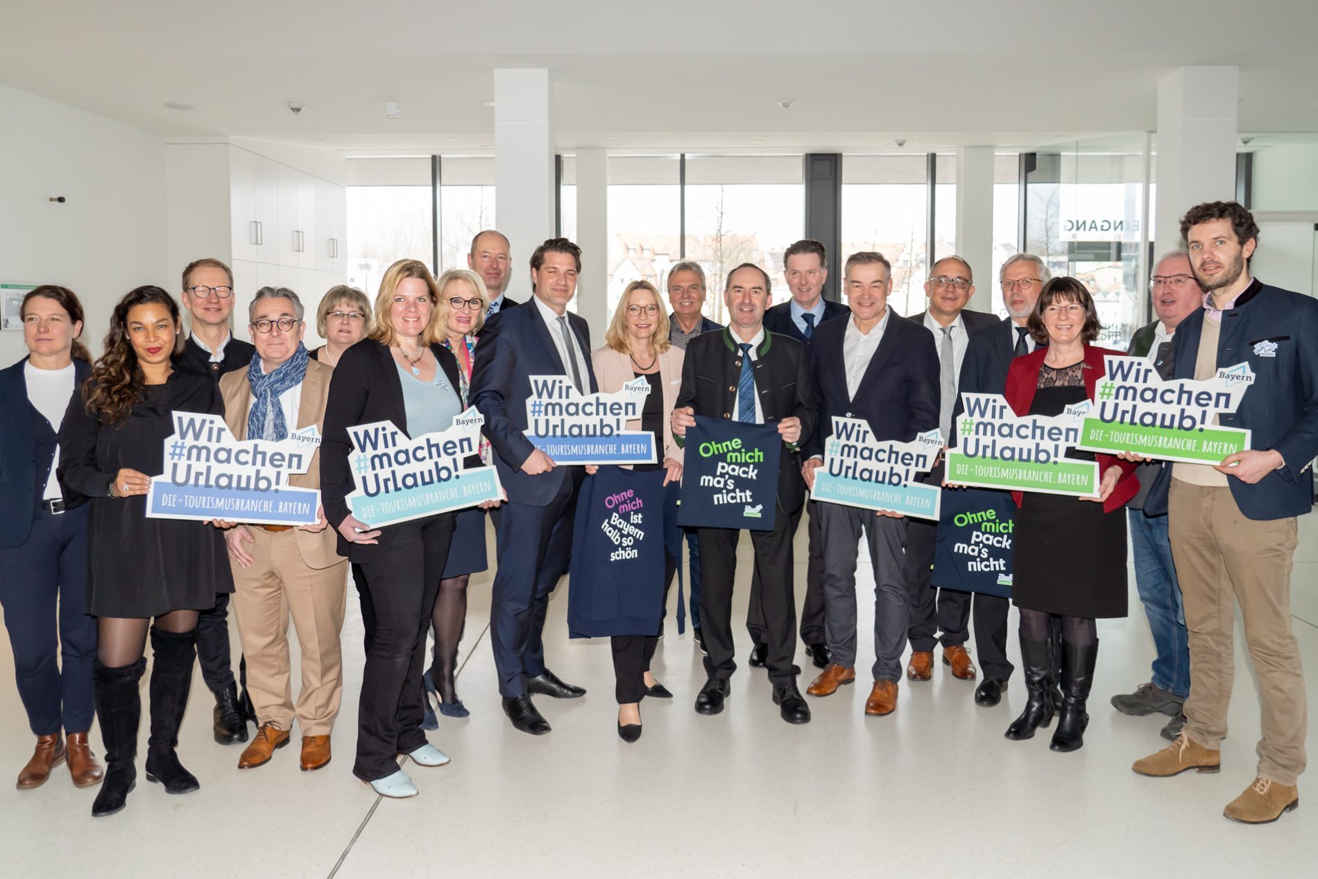 Vertreter der 17 Projektpartner der Imagekampagne mit Staatsminister Hubert Aiwanger