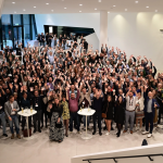 Ein großes Gruppenfoto zeigt alle Teilnehmer des DSTNCMP 2023 in Kufstein.
