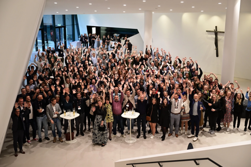 Ein großes Gruppenfoto zeigt alle Teilnehmer des DSTNCMP 2023 in Kufstein.