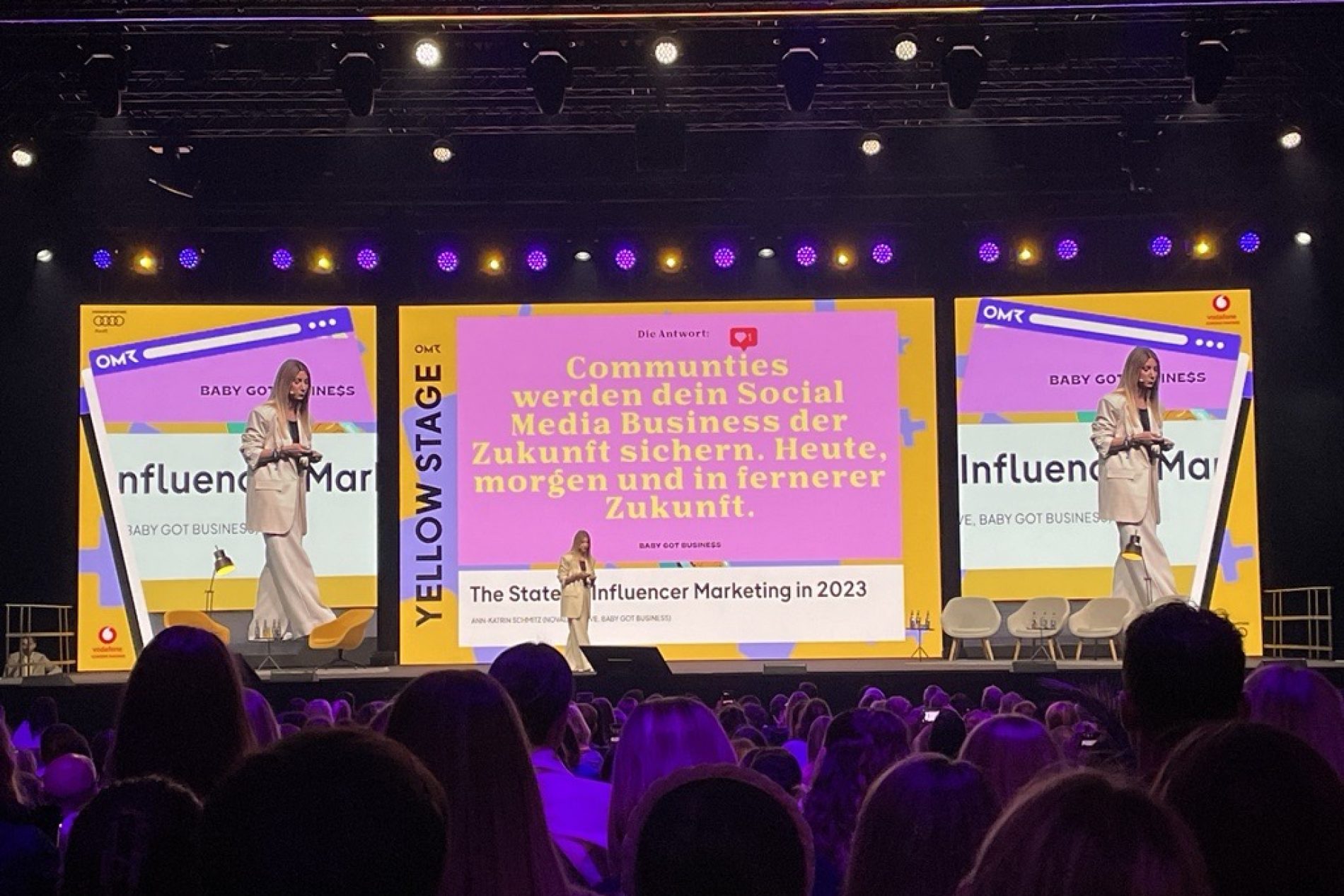 MicrosoftTeams-image (17) OMR 2023: Eine Frau hält auf einer großen Bühne einen Vortrag zum Thema "The State of Influencer Marketing in 2023". Im Hintergrund sind bunte Folien ihrer Präsentation zu sehen.