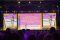 OMR 2023: Eine Frau hält auf einer großen Bühne einen Vortrag zum Thema "The State of Influencer Marketing in 2023". Im Hintergrund sind bunte Folien ihrer Präsentation zu sehen.