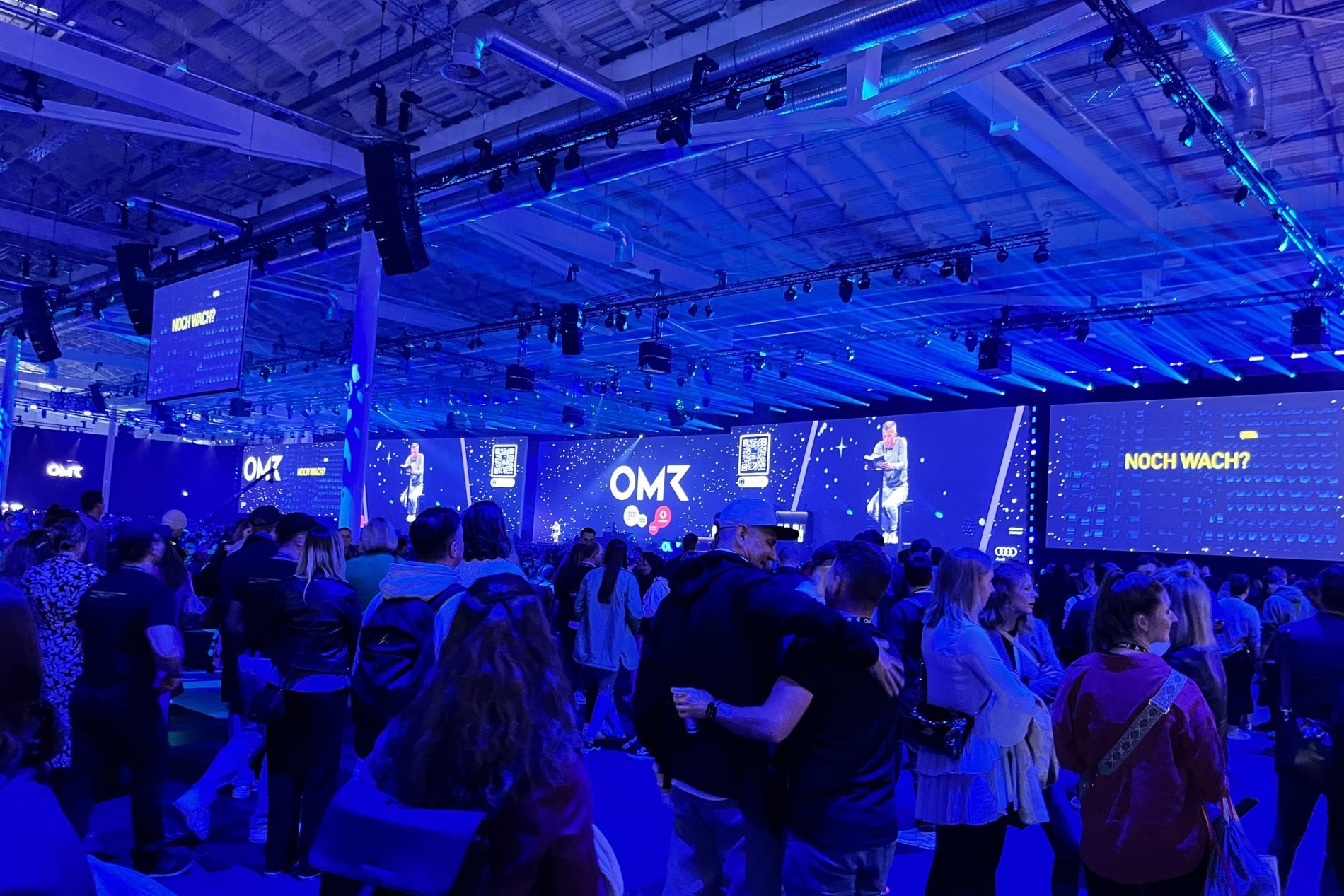 Conference Stage auf der OMR 23 OMR 2023, wirklich beeindruckend: Mit 40 m ist die Conference Stage die größte Konferenzbühne in Europa.