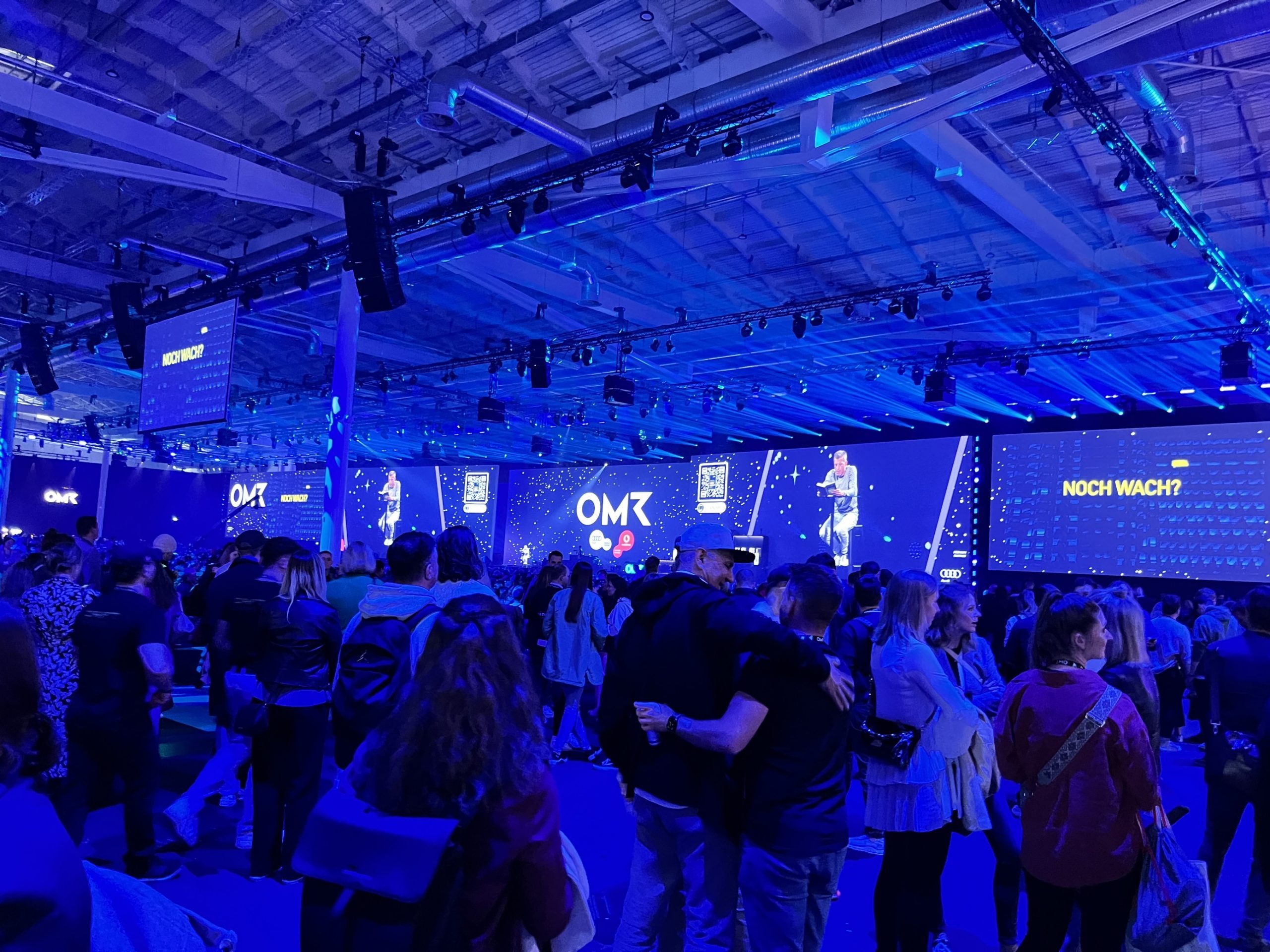 OMR 2023, wirklich beeindruckend: Mit 40 m ist die Conference Stage die gr&ouml;&szlig;te Konferenzb&uuml;hne in Europa.