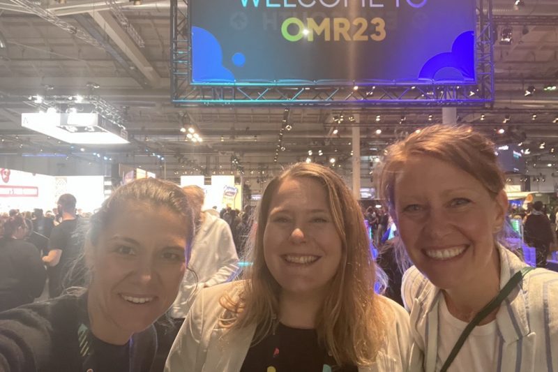 Unsere Kolleginnen Olivia Meurer, Claudia Hinnerkopf und Stephanie Scheuermann bei der OMR 2023.