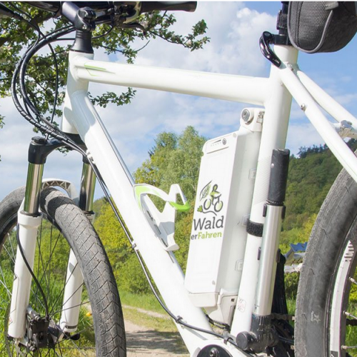E-Bike mit weißem Rahmen und Wald erFahren Logo auf dem Akku