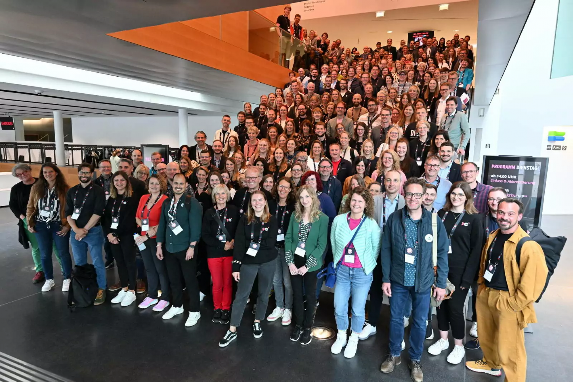 Gruppe von Teilnehmerinnen und Teilnehmern des DSTNCMP24 Destination Camp 2024 im Foyer, Geschichten aus dem Team.