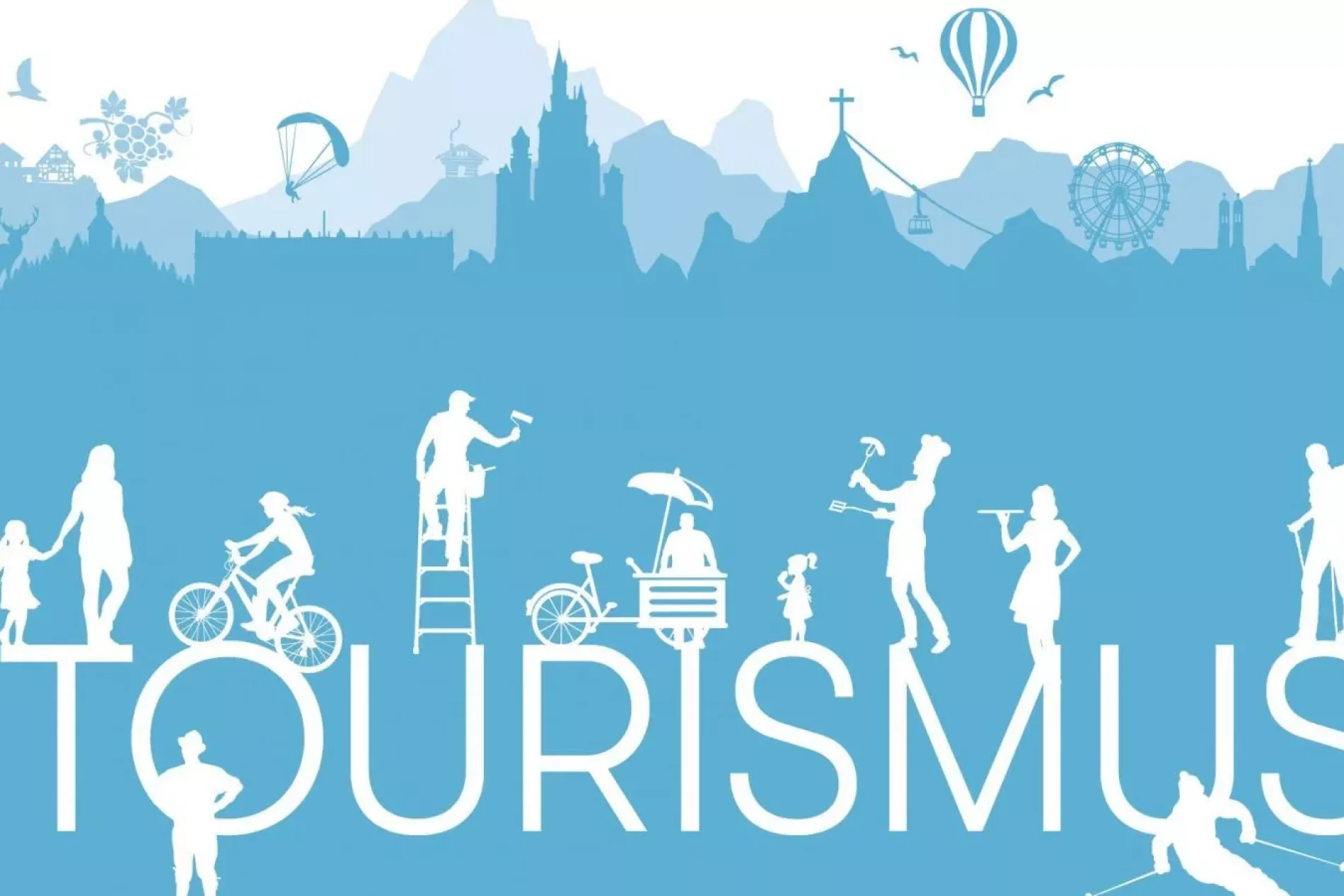 Blaue Silhouetten von Touristen, die auf großen Buchstaben das Wort TOURISMUS formen, davor Skyline und Berge.