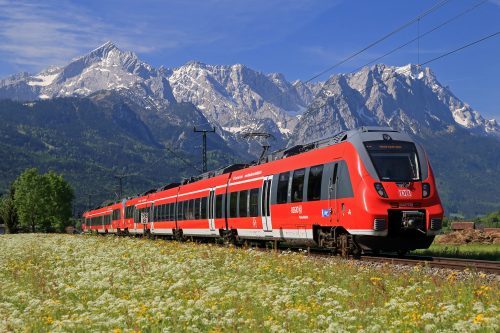 Regio Oberbayern unterwegs im Werdenfelser Land: Ein Triebwagen der Baureihe ET 2442 als RB 5408 Innsbruck Hbf -- M&uuml;nchen Hbf und ein weiterer ET 2442 als RB 5511 Reutte in Tirol - M&uuml;nchen Hbf fahren ab Garmisch-Partenkirchen vereinigt in die bayerische Landeshauptstadt. Durch bl&uuml;hende Fr&uuml;hlingswiesen f&auml;hrt der Zug hier zwischen Garmisch und Farchant vor der herrlichen Kulisse von Albspitze (links) und Zugspitzmassiv (rechts). 